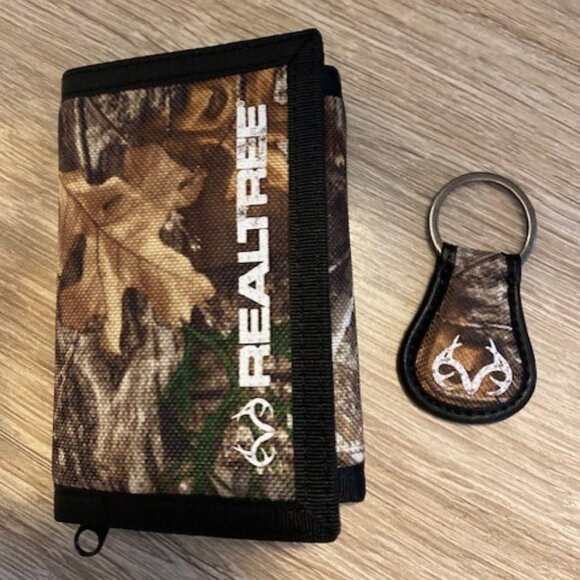 Realtree Trifold - Picture 1 of 7